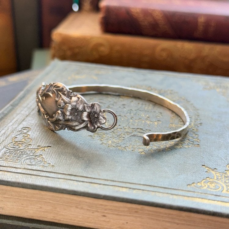 PetalCharm – Oldtimer Armband Aus Silber Mit Blumengravur