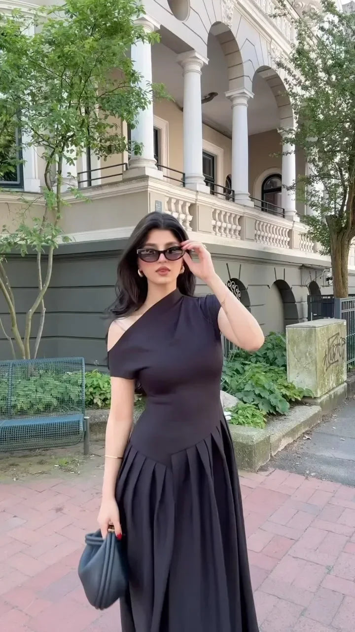 Marcella | Maxikleid mit hohem Kragen und Faltenrock