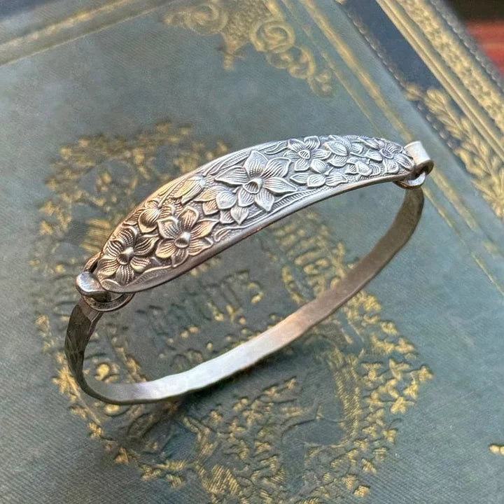 PetalCharm – Oldtimer Armband Aus Silber Mit Blumengravur