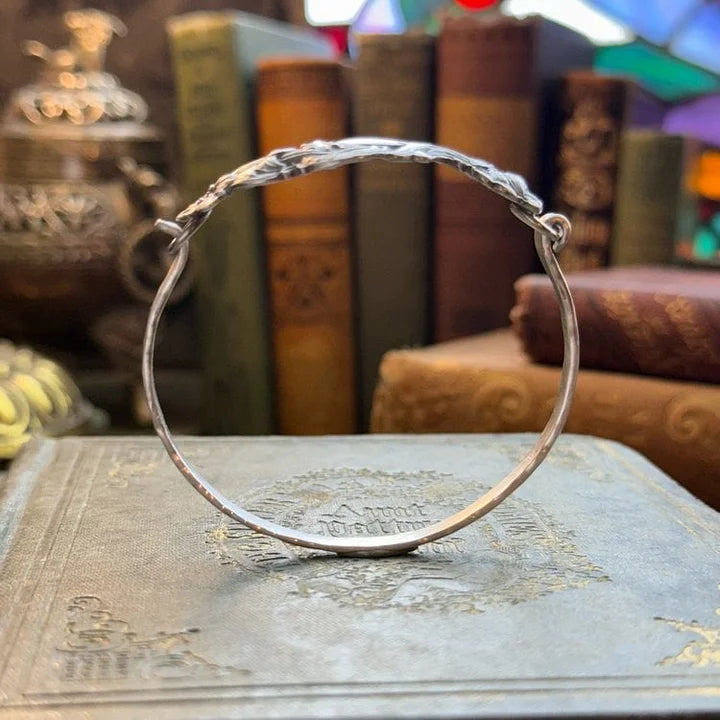 PetalCharm – Oldtimer Armband Aus Silber Mit Blumengravur