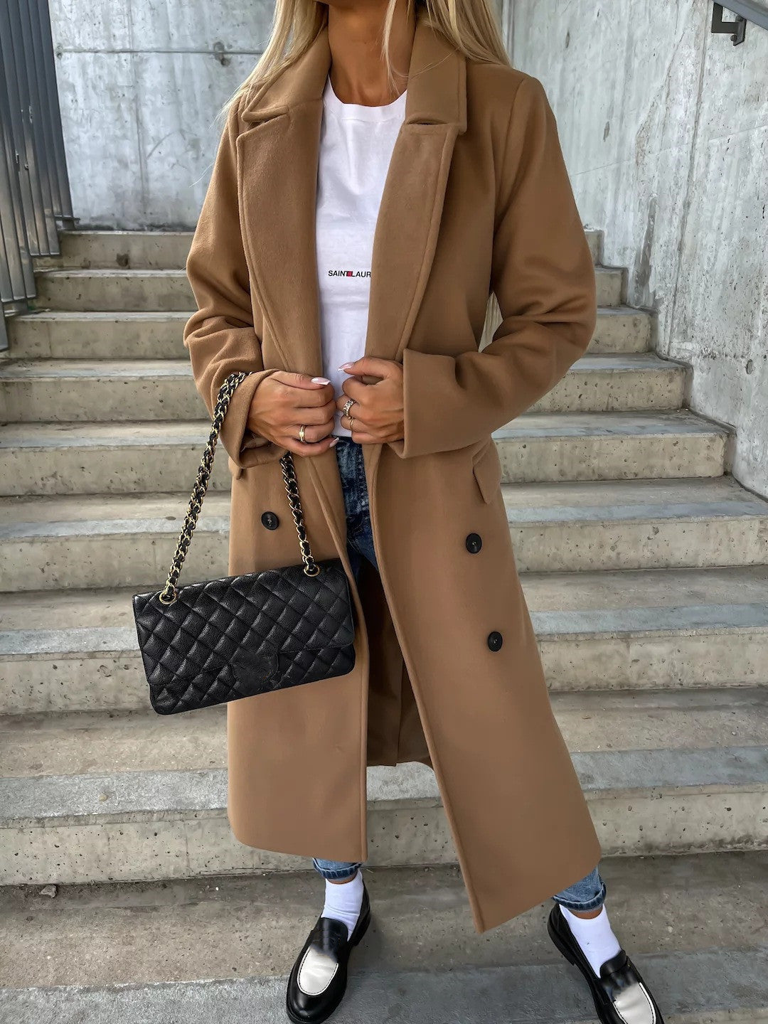 Eleganter und zeitloser langer Wollmantel