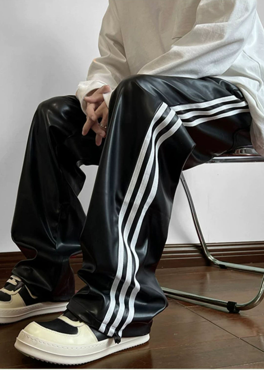 Mike | Übergroße Gestreifte Lederhose