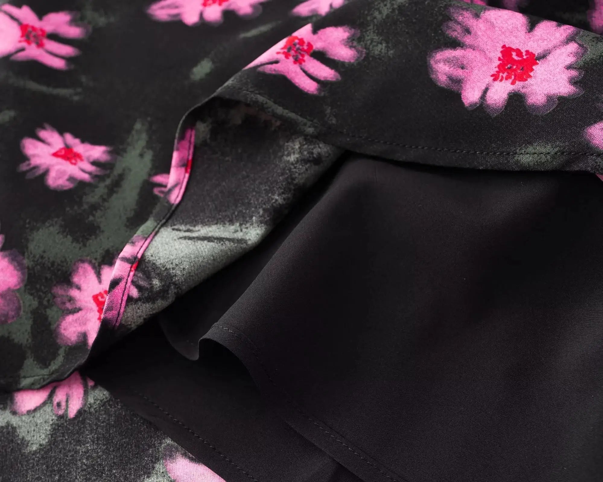 AROSA | V-Ausschnitt Halter Rückfreies Schwarzes Midi-Kleid